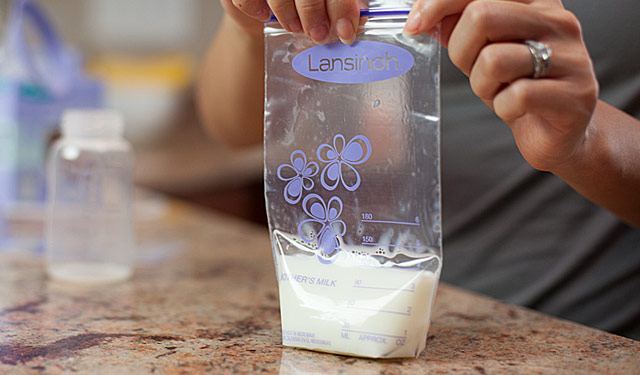 Как правильно хранить грудное молоко в холодильнике