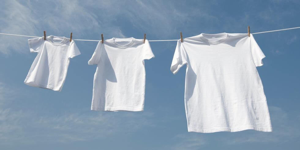 Как отстирать пятно на белой футболке