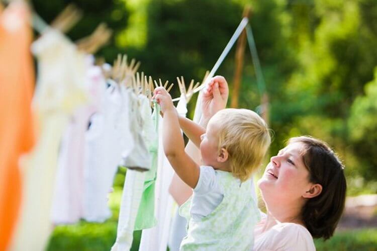 Как вывести пятна на детской одежде