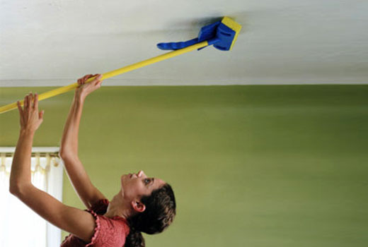 как очистить натяжной потолок от пятен