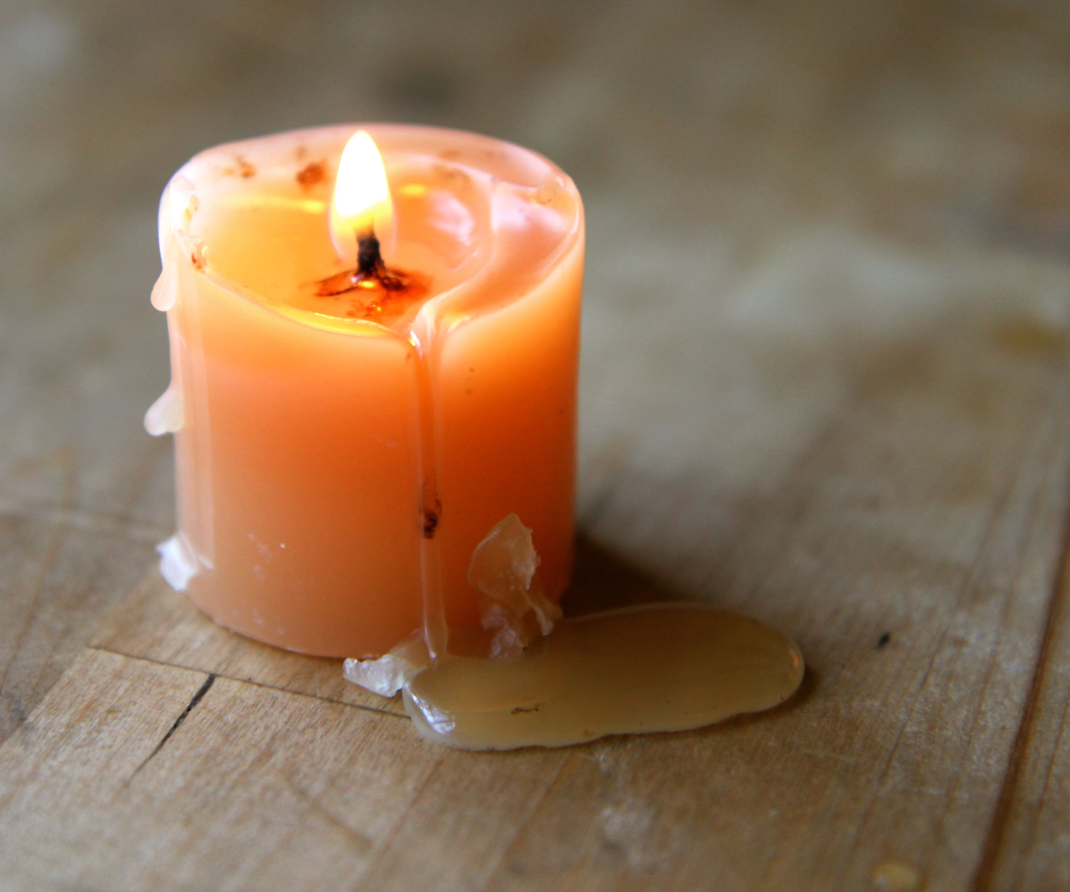 Как вывести пятно от воска свечи