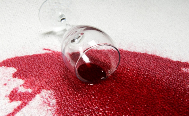 Как вывести пятно на ковре от вина