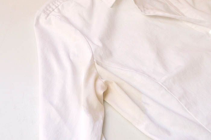 Как вывести желтые пятна на белой одежде